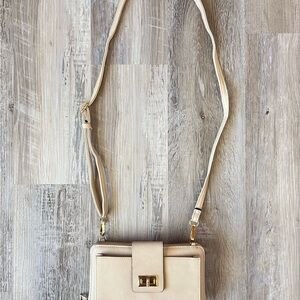 Source Unknown Cream Crossbody Bag with Gold Clasp and Adjustable Strap